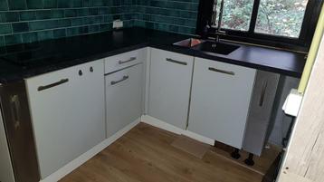 Compacte hoekkeuken met kraan/spoelbak - 192 bij 188 beschikbaar voor biedingen
