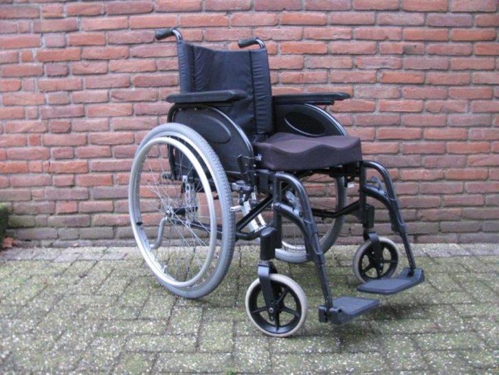Invacare action 3 rolstoel 46cm met voorgevormd zitkussen, Diversen, Rolstoelen, Zo goed als nieuw, Duwrolstoel, Inklapbaar, Ophalen of Verzenden
