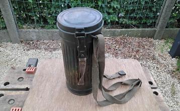Duits WO2 camo gasmaskerbus met gasmasker.  beschikbaar voor biedingen