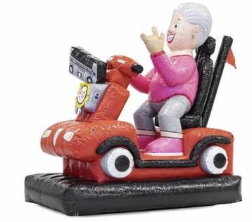 Sarah scootmobiel opblaasfiguur pop 4m hoog te huur beschikbaar voor biedingen