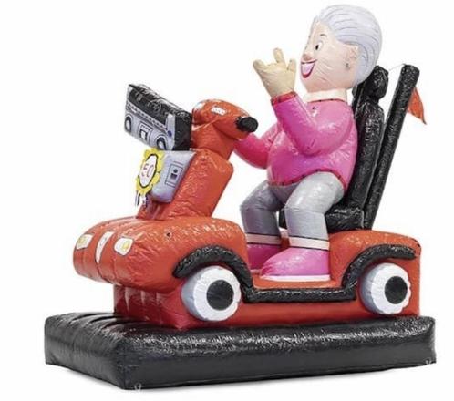 Sarah scootmobiel opblaasfiguur pop 4m hoog te huur, Hobby en Vrije tijd, Feestartikelen | Verhuur, Zo goed als nieuw, Abraham of Sarah