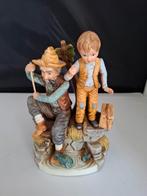 Porseleinen Beeldje: Opa en Kleinkind, Antiek en Kunst, Ophalen of Verzenden