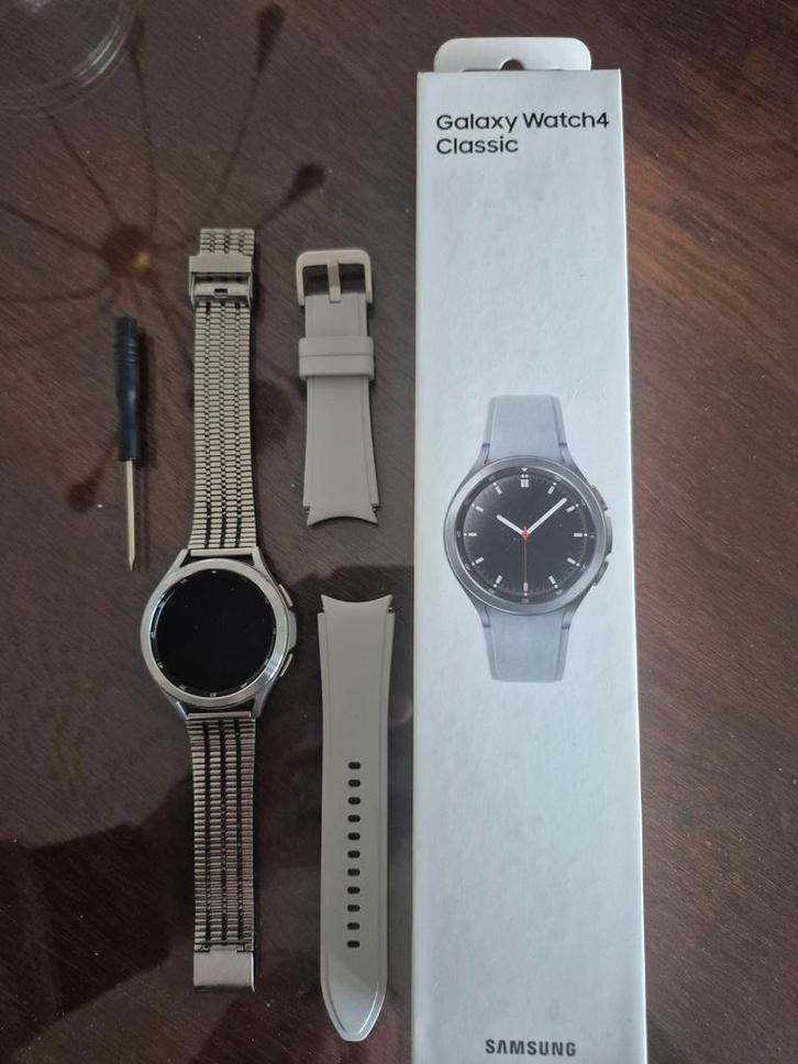 Samsung Galaxy Watch 4 Classic - Smartwatch, Sieraden, Tassen en Uiterlijk, Smartwatches, Zo goed als nieuw, Android, Zilver, Afstand