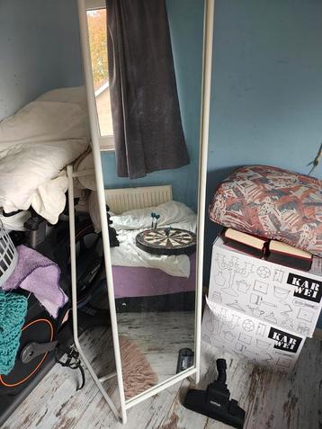 Staande spiegel beschikbaar voor biedingen