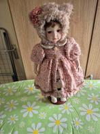 Decoratie pop op standaard, stoffen romp en stenen ledematen, Verzamelen, Poppen, Ophalen of Verzenden, Zo goed als nieuw, Pop