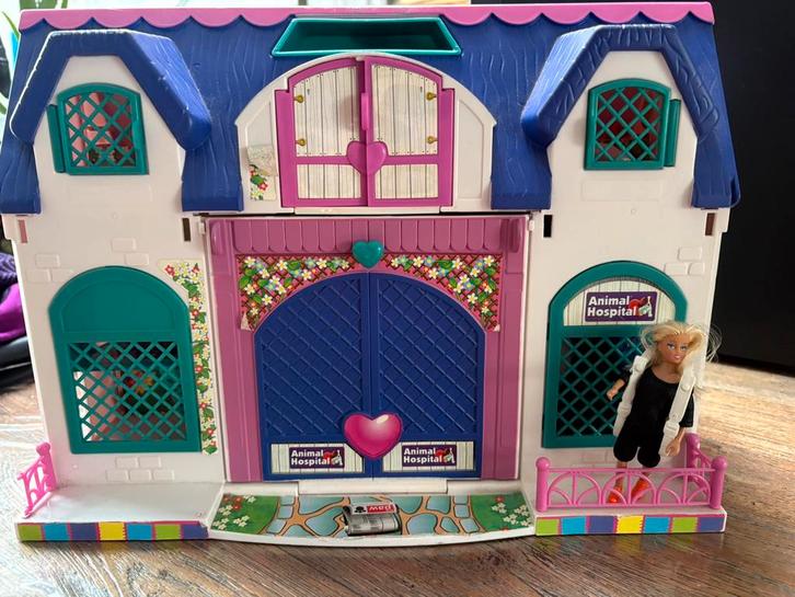 Het Grote Animal Hospital – Met Dieren, Boot, Kinderen en Baby's, Speelgoed | Poppenhuizen, Zo goed als nieuw, Poppenhuis, Ophalen of Verzenden