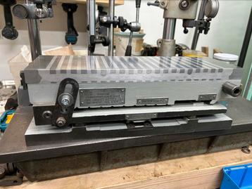 Magnetische opspanplaat met dubbele sinustafel beschikbaar voor biedingen