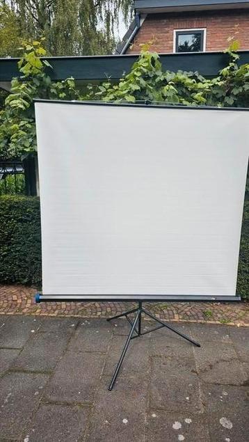 Projectiescherm  beschikbaar voor biedingen