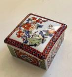Vierkant porselein doosje, Antiek en Kunst, Antiek | Porselein, Ophalen of Verzenden
