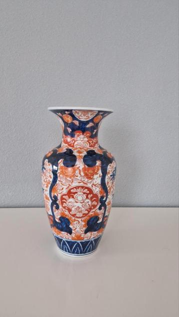 Imari Vaas met Blauw en Oranje Motieven beschikbaar voor biedingen