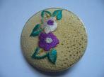 VINTAGE BROCHE MET BORDUURWERKJE, Sieraden, Tassen en Uiterlijk, Antieke sieraden, Verzenden, Overige materialen, Broche
