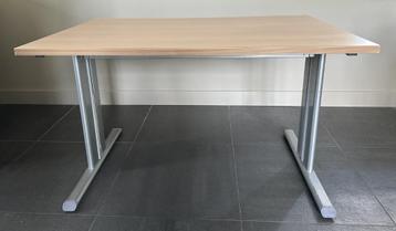Buro kleur Perenhout beschikbaar voor biedingen