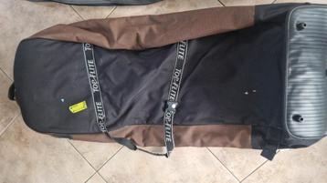 Reistassen voor een golfset beschikbaar voor biedingen