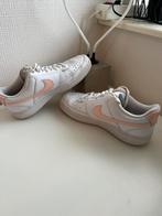 Witte Nike schoenen met roze logo, Kleding | Dames, Schoenen, Nike, Roze, Zo goed als nieuw, Sneakers of Gympen