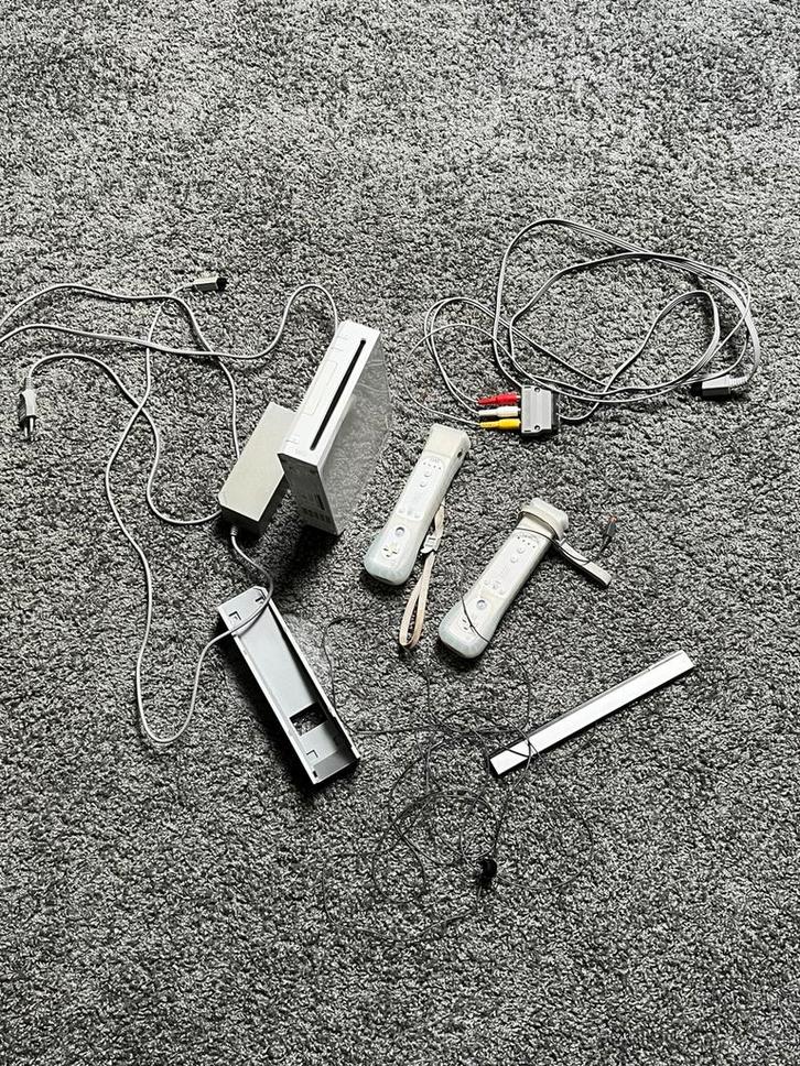 Complete set Nintendo Wii model RVL-001 (EUR), Spelcomputers en Games, Spelcomputers | Nintendo Wii, Gebruikt, Met 3 controllers of meer