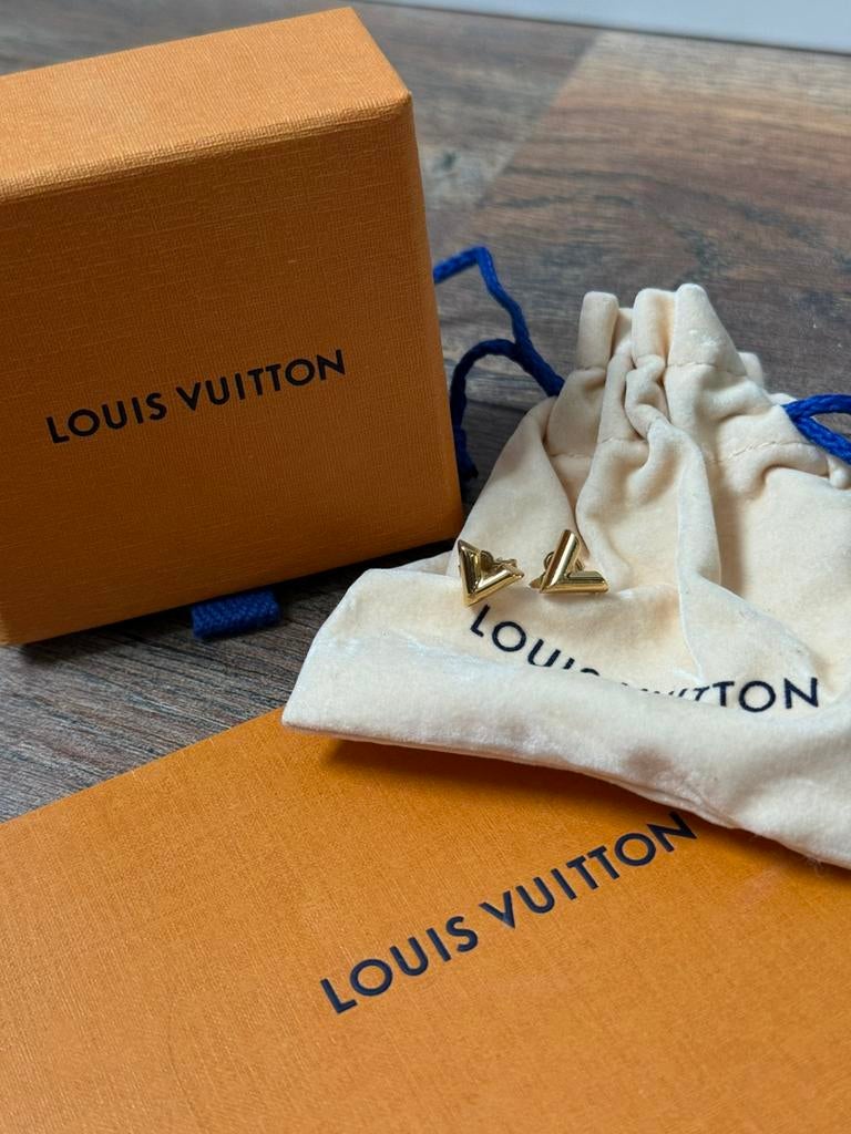 Louis Vuitton Essential V Stud Earrings - Goude oorbellen., Ophalen of Verzenden, Zo goed als nieuw, Goud, Knopjes of Stekers