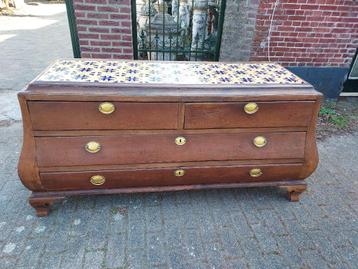 Antiek eiken kabinet-onderkast, blad met antieke tegels. beschikbaar voor biedingen