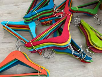 Kinder kledinghangers gekleurd! beschikbaar voor biedingen