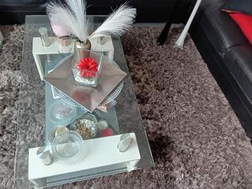 Salontafel in goede staat wit met zilvere/chroom poten beschikbaar voor biedingen