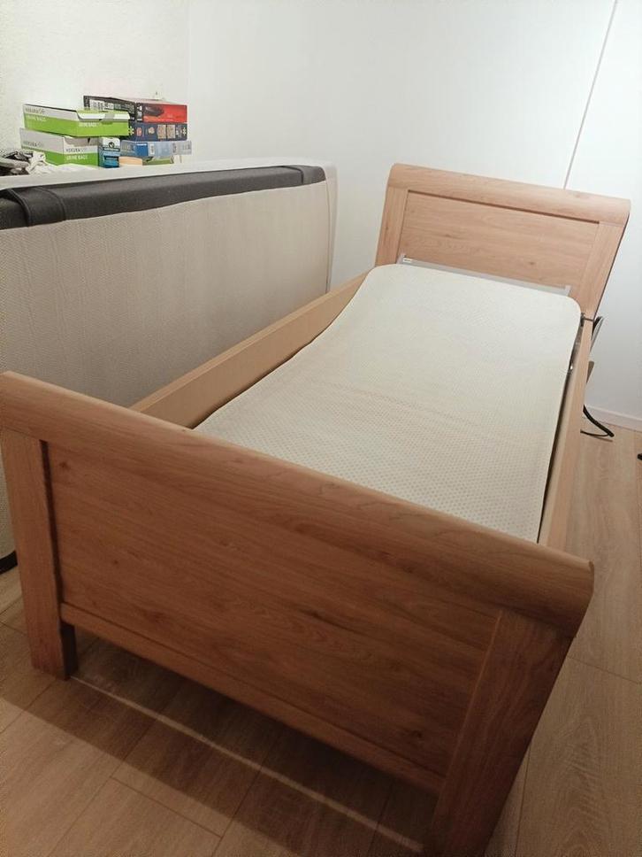 Hoog laag senioren bed elektrisch afm. 90x 210 snel ophalen, Huis en Inrichting, Slaapkamer | Bedden, Zo goed als nieuw, Eenpersoons