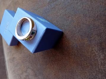 Goudkleurige stalen ring met gekleurde zirkoniasteentjes. beschikbaar voor biedingen