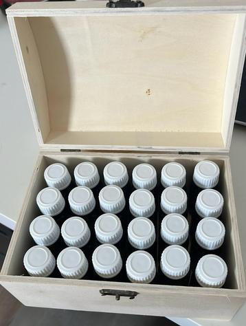 24 flesjes met jenever met houten kistje