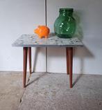 Klein vintage mozaiek tafeltje jaren 60 houten pootjes, Huis en Inrichting, Tafels | Sidetables, 50 tot 100 cm, Ophalen of Verzenden