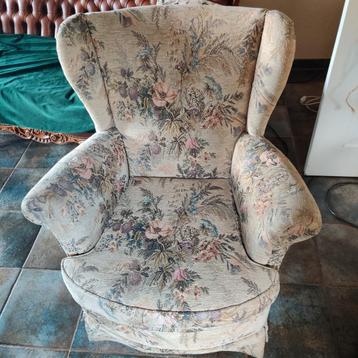 Vintage fauteuil met bloemenmotief beschikbaar voor biedingen