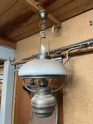 Antieke Hanglamp met Melkglazen Kap en Bronzen Details beschikbaar voor biedingen