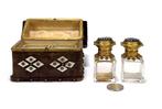 Parfumflesjes in opbergkistje, Antiek en Kunst, Antiek | Glas en Kristal, Ophalen of Verzenden
