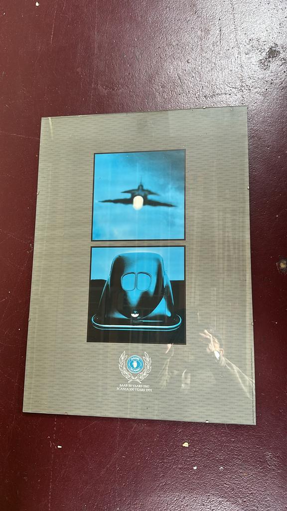 Saab Scania Herdenkingsposter, Ophalen