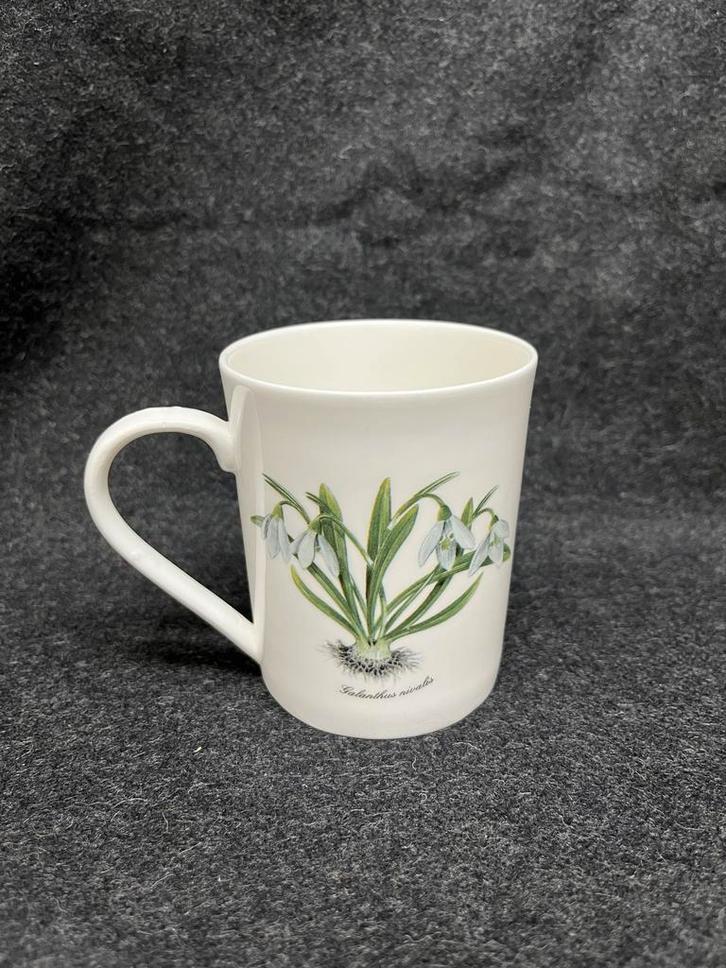 St. George mok sneeuwklokjes, Huis en Inrichting, Keuken | Servies, Gebruikt, Kop(pen) en/of Schotel(s), Overige stijlen, Porselein