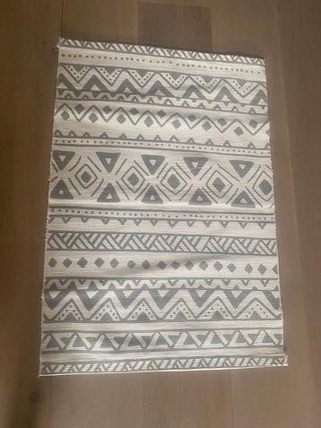 Klein vloerkleed beschikbaar voor biedingen