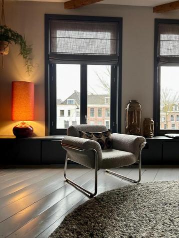 Gezellige maar strakke eigentijdse loungestoel beschikbaar voor biedingen