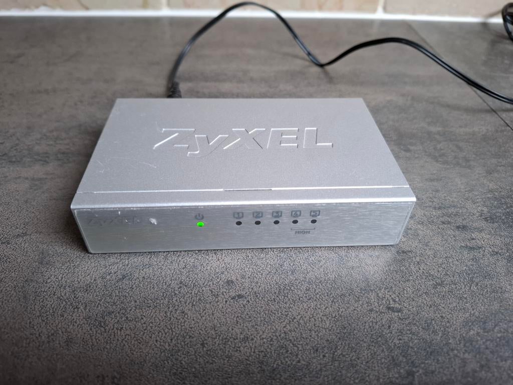 "ZyXEL" Ethernet switch. Model: ES-105A., Computers en Software, Netwerk switches, Ophalen of Verzenden, Zo goed als nieuw