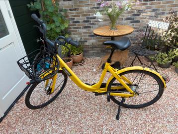 Fiets met luchtloze banden en bagagemand beschikbaar voor biedingen