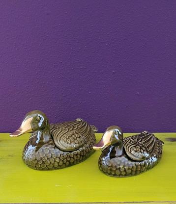 Groene eendjes aardewerk
1x 19x10x8cm
1x 16x7x6cm beschikbaar voor biedingen