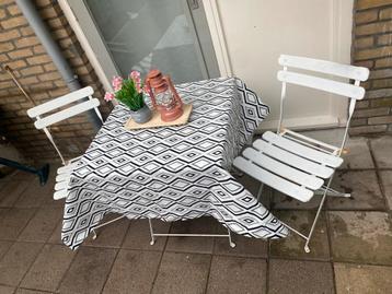 Leuke Balkonset - Tafel en 2 Stoelen beschikbaar voor biedingen