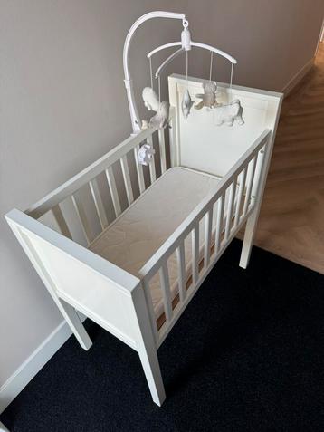 Wiegje / ledikant incl matras en muziekmobiel beschikbaar voor biedingen