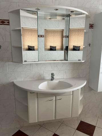 Badkamermeubel + toiletkast + Grohe wastafelkraan beschikbaar voor biedingen