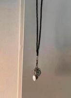 Mooie ketting van hanger (zilver/ecru) aan gevlochten leer, Sieraden, Tassen en Uiterlijk, Kettingen, Overige materialen, Ophalen of Verzenden