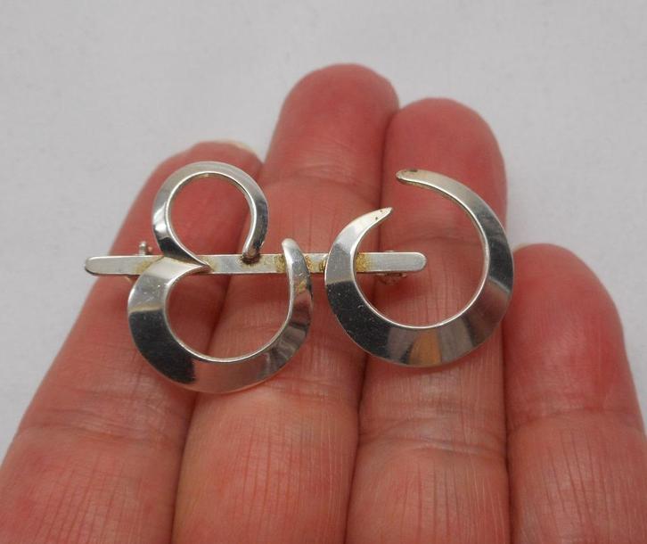 Zilveren aparte vintage broche symbool? nr.938, Sieraden, Tassen en Uiterlijk, Broches, Zo goed als nieuw, Zilver, Zilver, 4 tot 7 cm