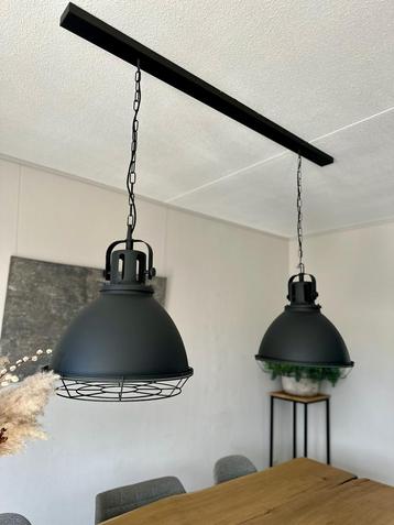Industriële zwarte hanglampen te koop robuuststoer sfeervol beschikbaar voor biedingen