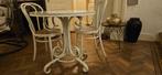 Ronde tafel plus twee stoelen, Ophalen