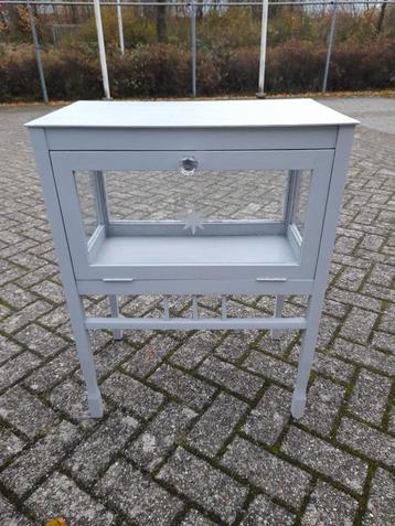 Brocante grijze thee kastje beschikbaar voor biedingen