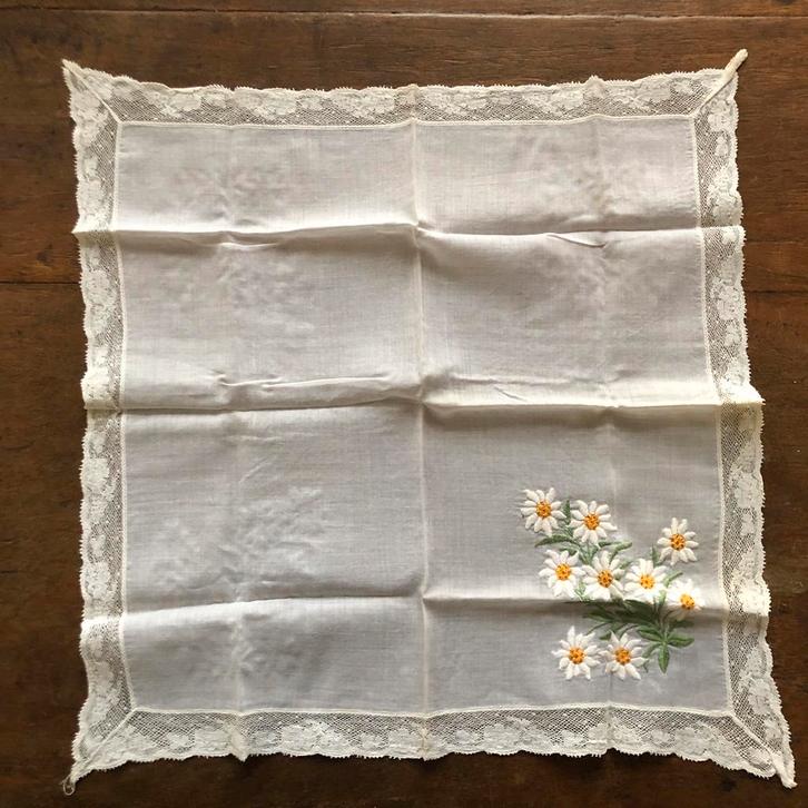 Vintage Geborduurd Zakdoekje met Kant, Antiek en Kunst, Antiek | Kleden en Textiel, Ophalen of Verzenden