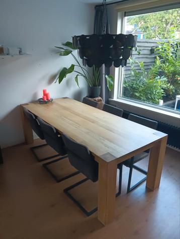 Eetset met tafel en 6 stoelen beschikbaar voor biedingen