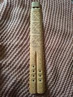 Houten blaasinstrument met gravures, Muziek en Instrumenten, Blaasinstrumenten | Overige, Ophalen of Verzenden, Gebruikt, Houtblazer
