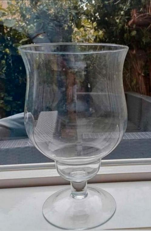 Grote glazen bokaal vaas glas op voet, is hoog H 32,5 B 20, Huis en Inrichting, Woonaccessoires | Vazen, Gebruikt, Overige kleuren