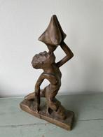 Oud houten Afrikaans beeld. Knielende man drinkend. Hout., Antiek en Kunst, Ophalen of Verzenden